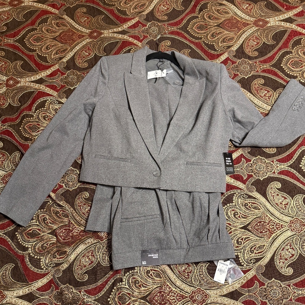 Beautiful New Express Cropped Jacket Pant Suit in Gray